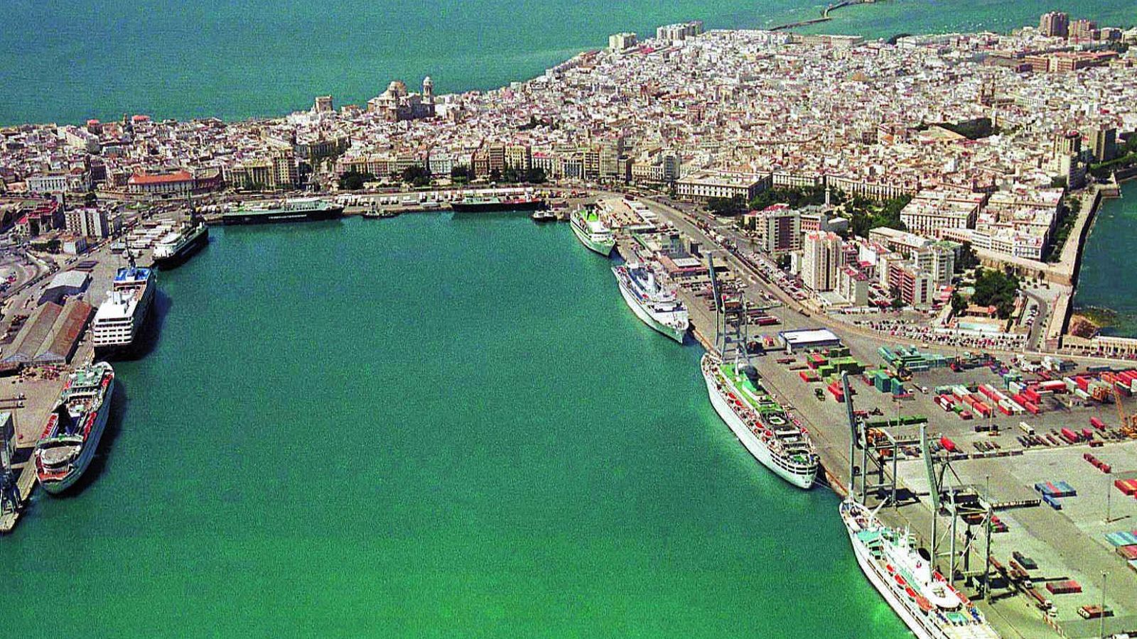 Imagen de archivo de una gran concentración de cruceros en el puerto de Cádiz en 1999
