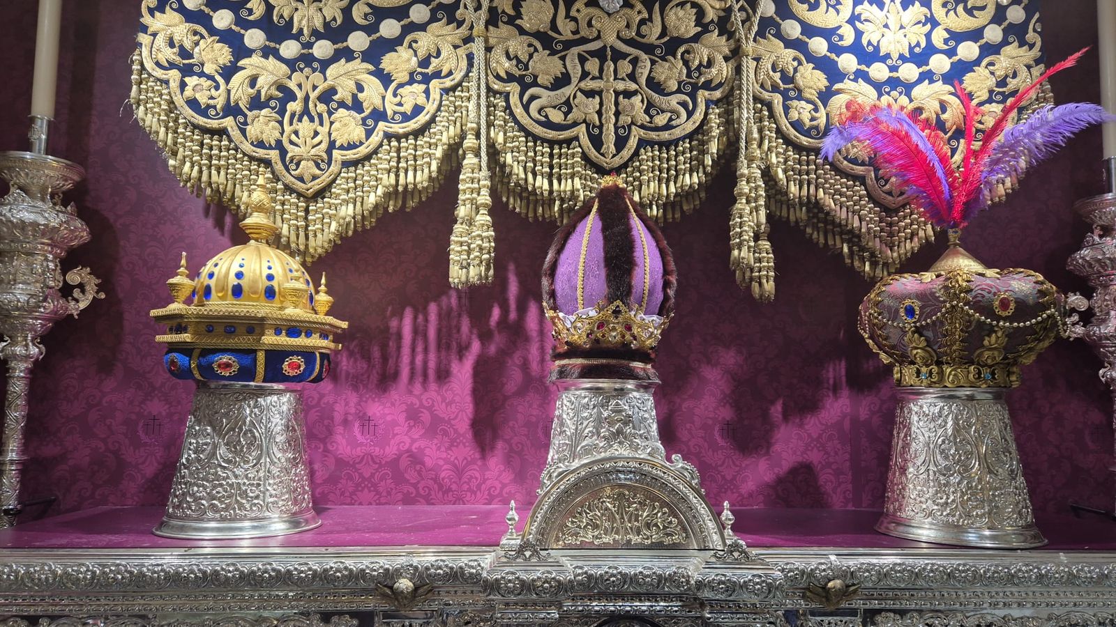 Las coronas de los tres Reyes Magos 2025, expuestas en la casa de hermandad del Perdón.