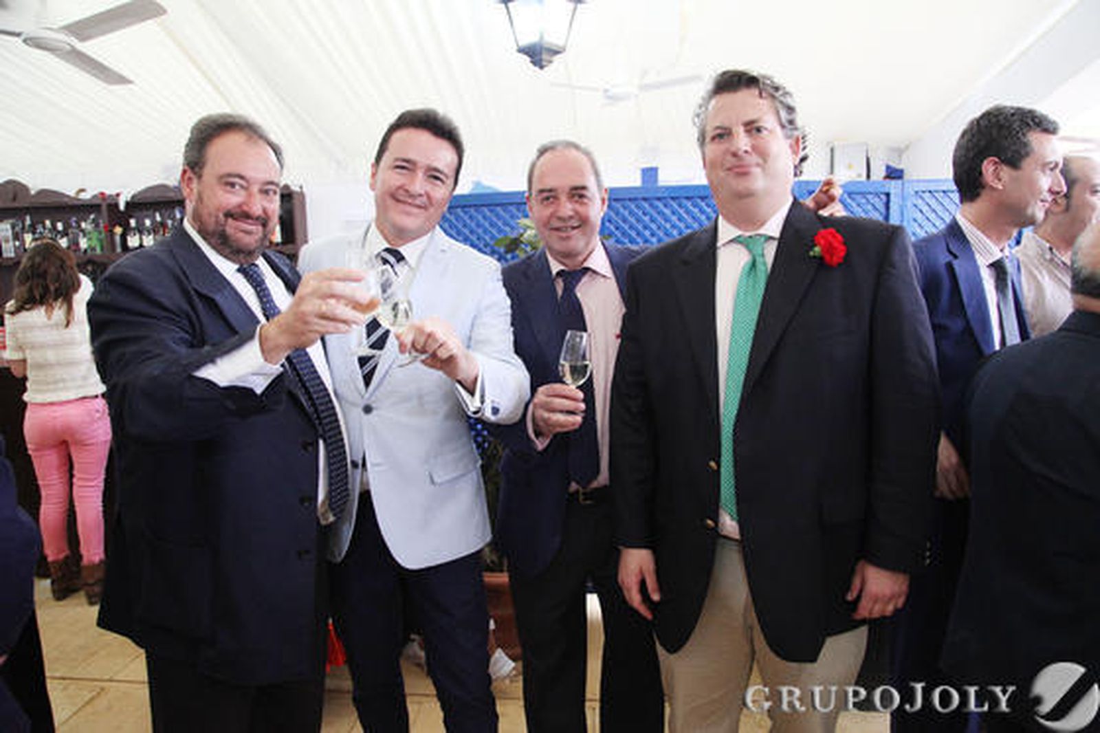 Tomás Valiente, Jesús Rubiales, de la empresa Venenciadores SL, José Ferradans, y Alfonso Domecq, brindan ayer en la caseta de Diario de Jerez. 

Foto: Vanesa Lobo