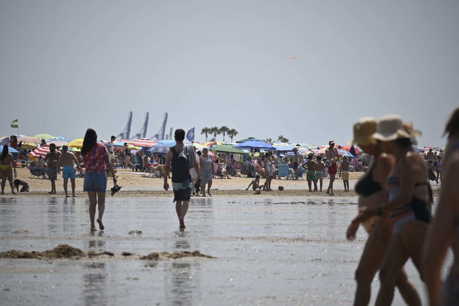 Ambiente en la playas de Huelva este sábado 22 de julio, en imágenes