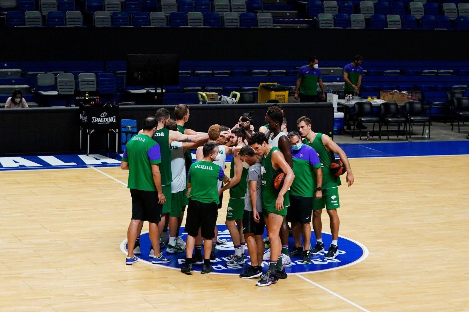 La plantilla del Unicaja hace piña después de un entrenamiento en el Carpena.