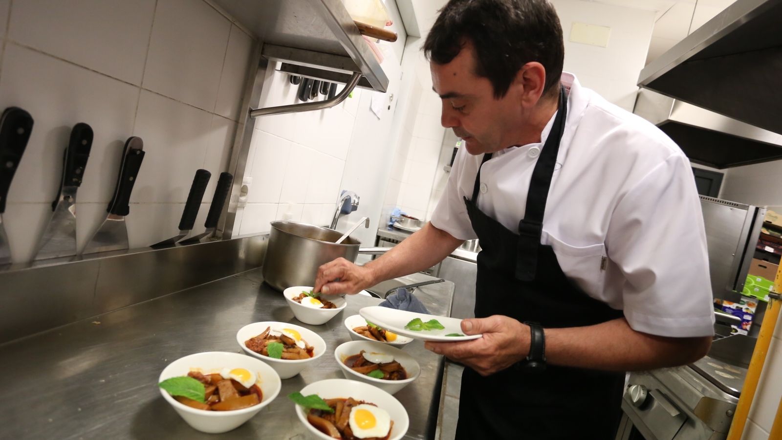 Uno de los chefs emplata su tapa.