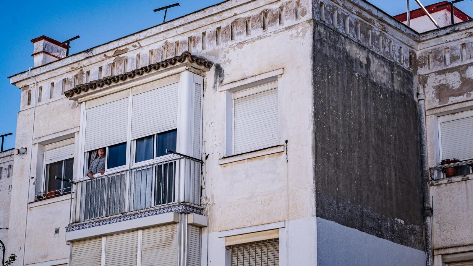 Imágenes de los bloques de la barriada Bazán de San Fernando, rehabilitados o no