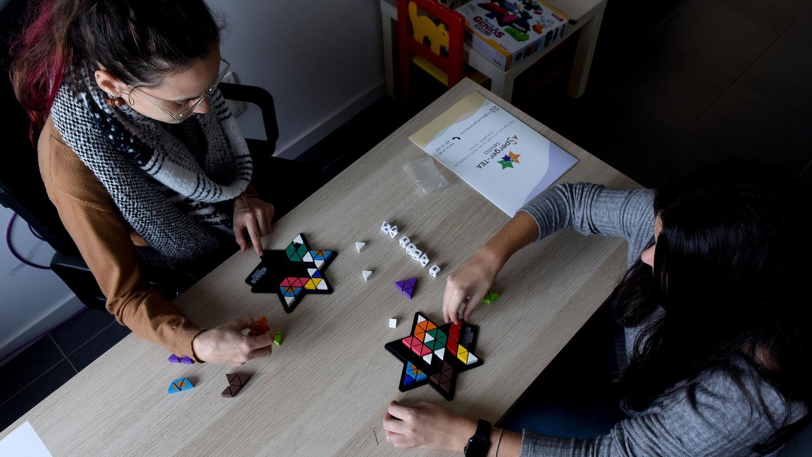 Una técnico apoya a un menor con asperger.