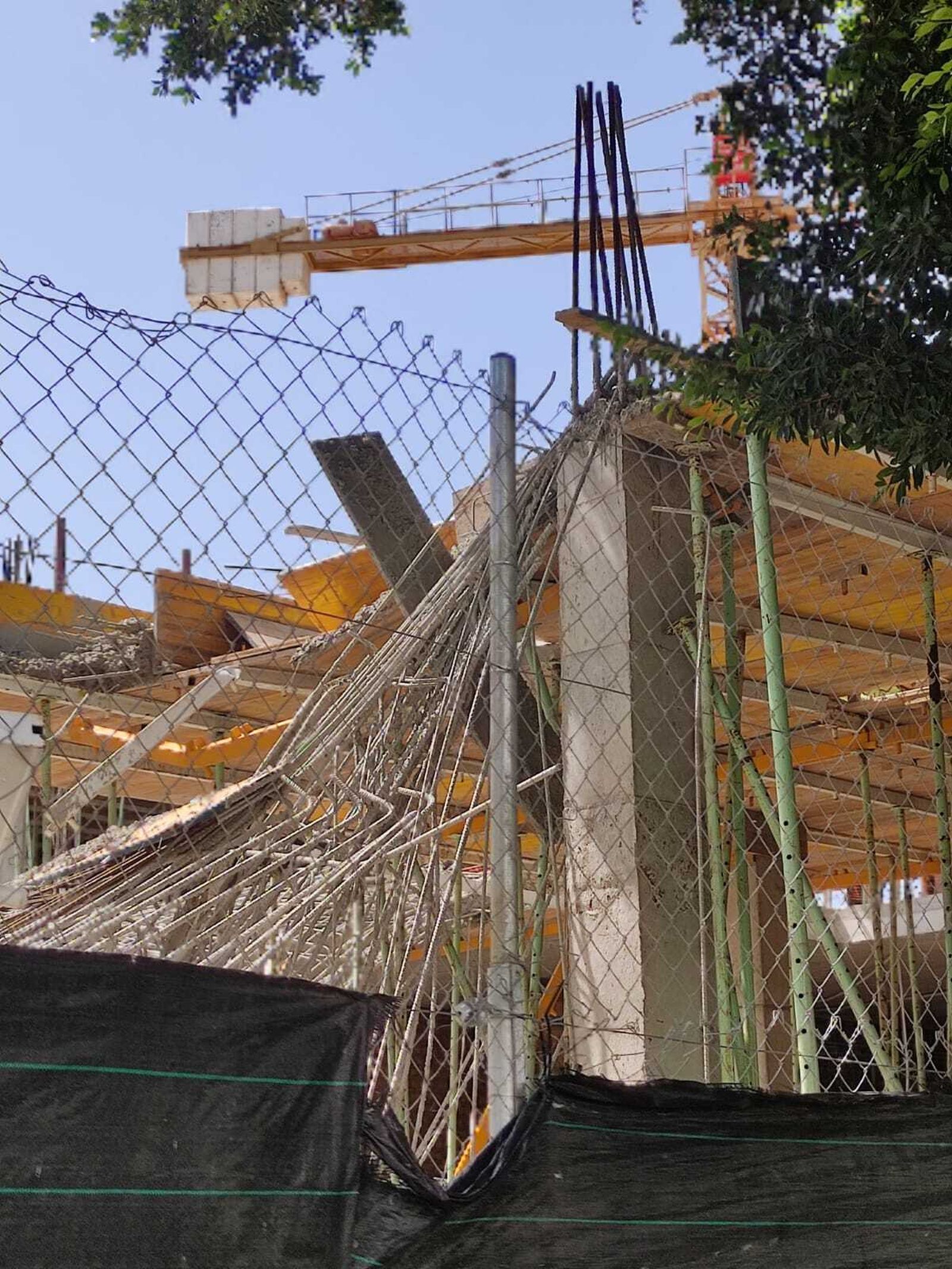 Estado de la obra tras el desplome del encofrado, en una imagen del Consorcio Provincial de Bomberos de Cádiz.
