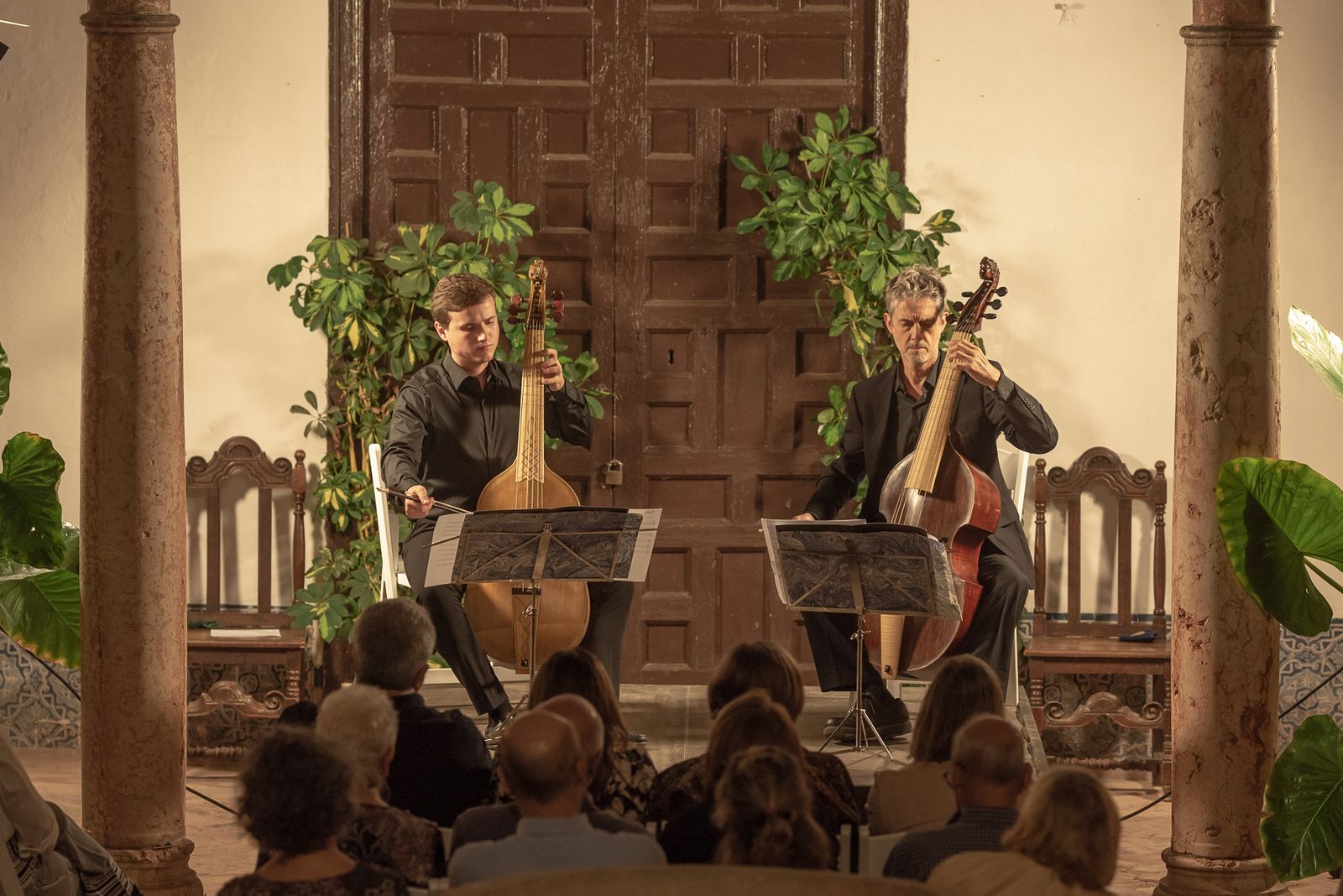 Miguel Bonal y Ventura Rico en un 'Jardín Antiguo'.