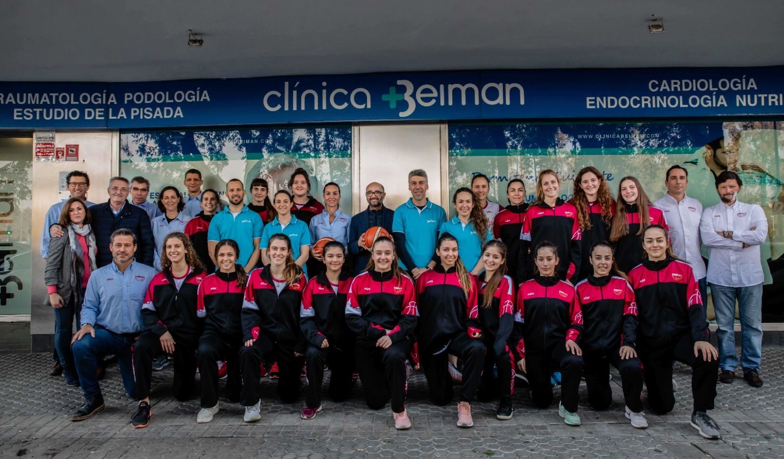 La plantilla y técnicos del Beiman Sevilla posan durante el acuerdo de renovación del patrocinio de la empresa