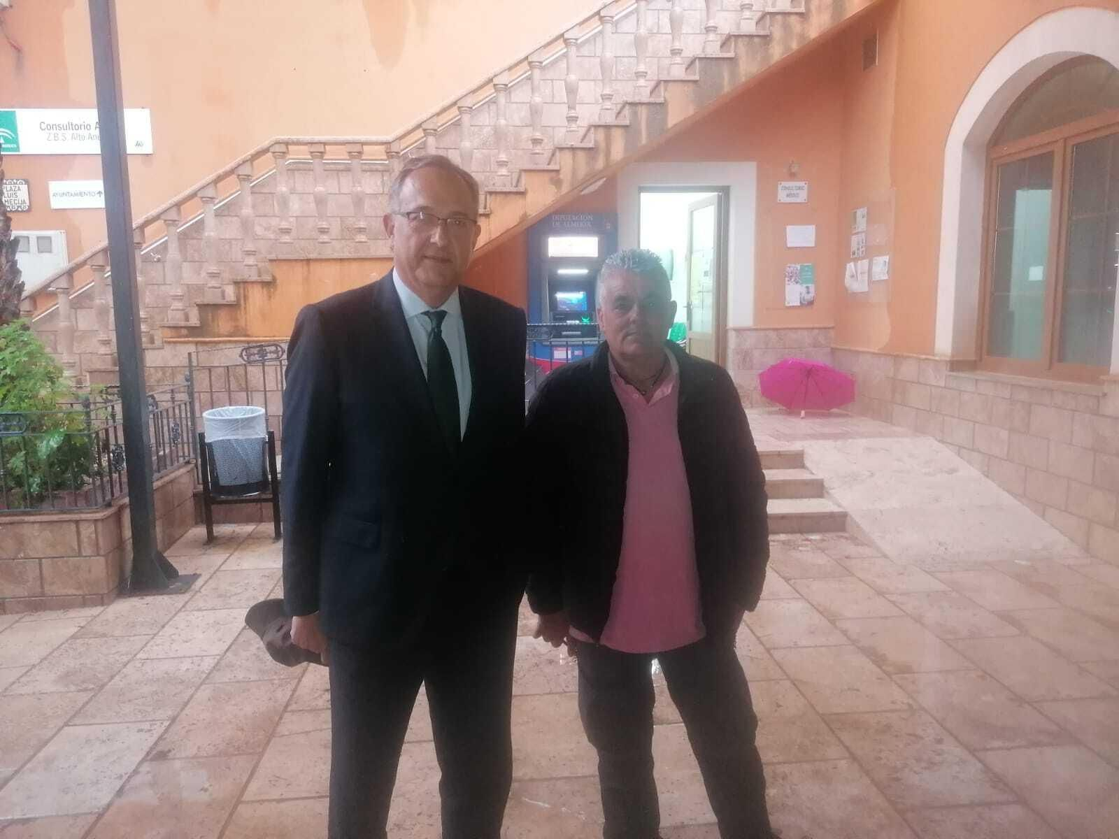 El delegado de Turismo junto al alcalde de Alicún.