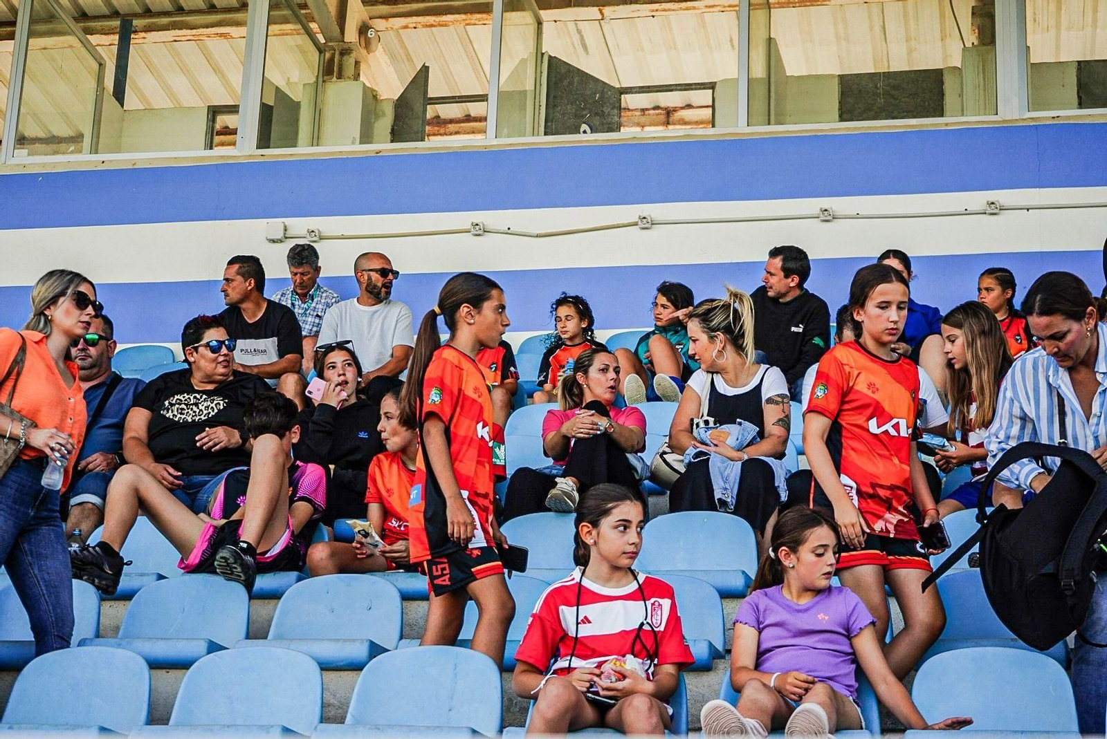 Encuéntrate en la grada del Escribano Castilla en el partido del Granada CF