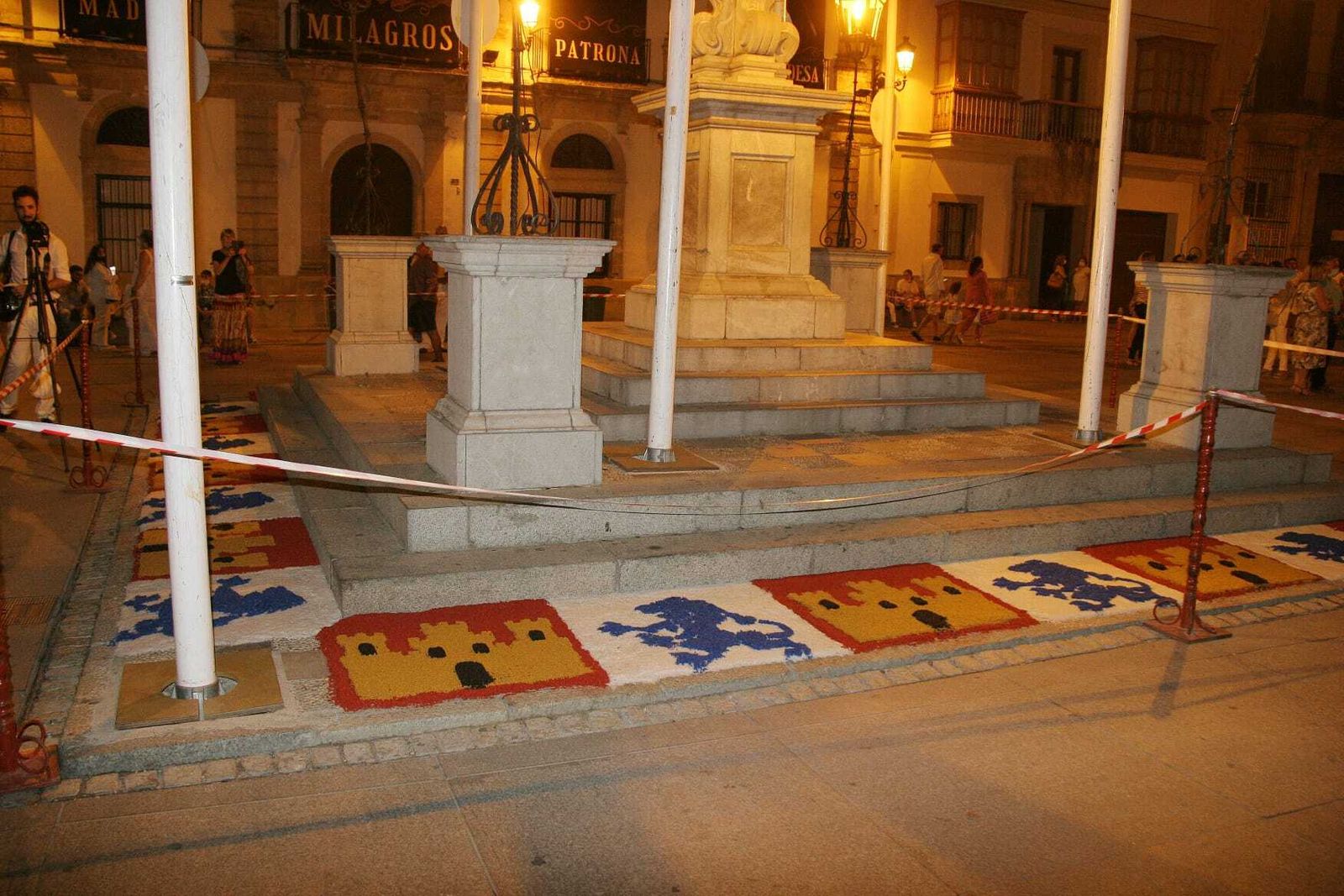 Exorno a los pies del monumento a la Inmaculada, en la Plaza de España.
