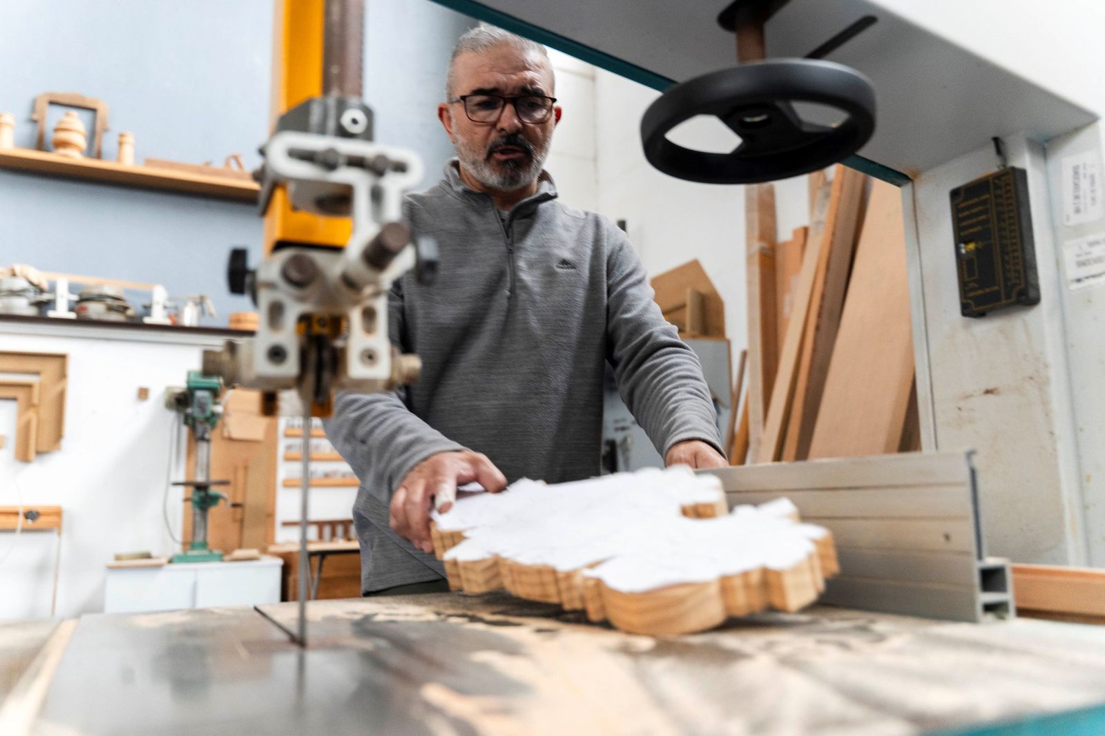 Javier corta un trozo de madera con la sierra.