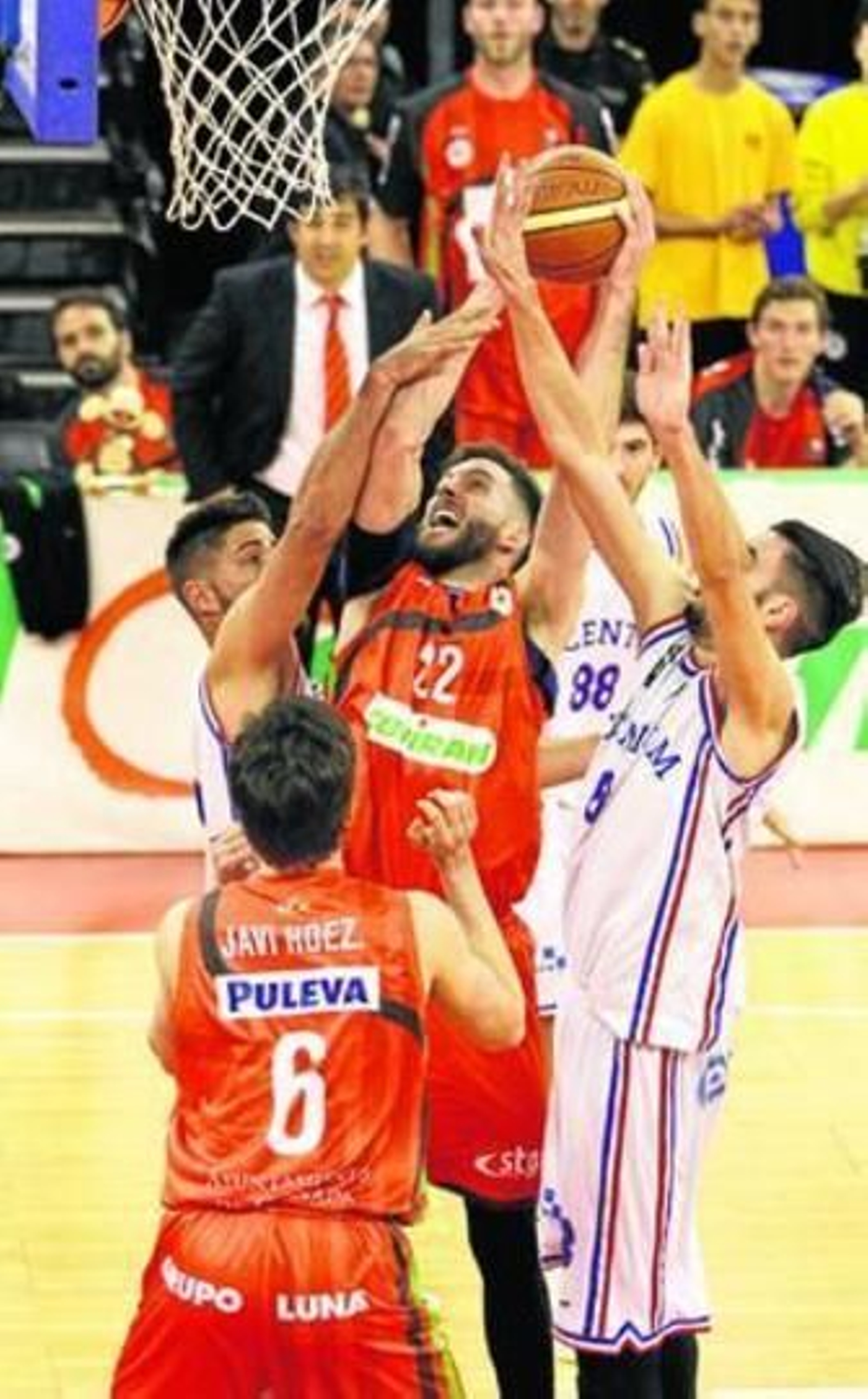 Berni Castillo se levanta bajo el aro ante la oposición de Aramburu y Guillén.