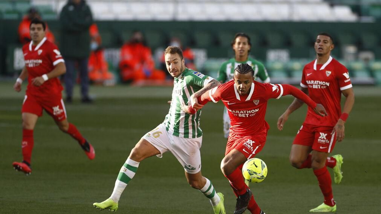Koundé y Loren pugnan por el balón en el derbi nonagésimo noveno, el 2 de enero.