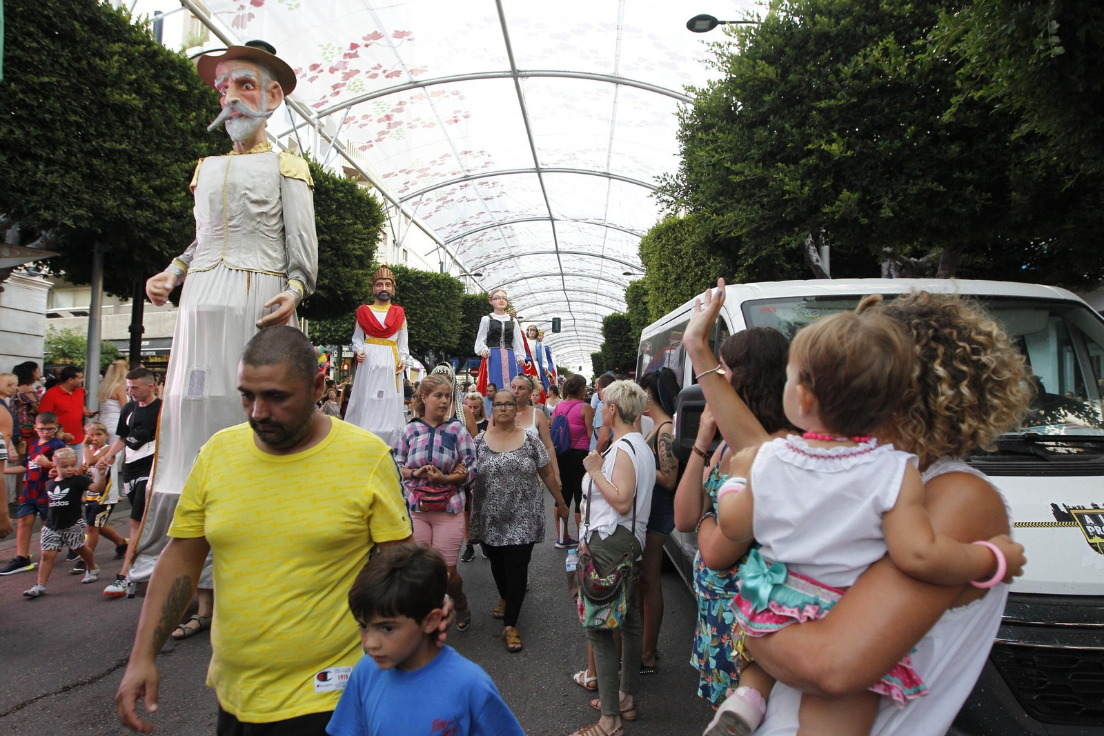 Fotogalería gigantes y cabezudos. Feria de Almería 2019