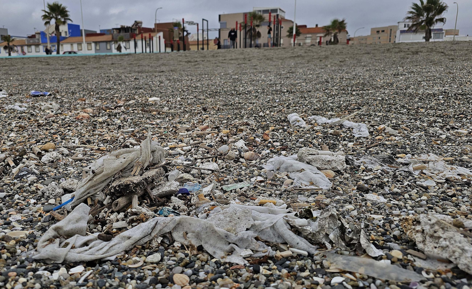 Las toallitas acumuladas en la playa de Levante de La Línea, en imágenes