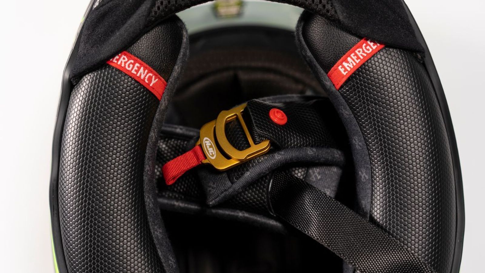 Con este otro tipo de cierres se consigue el ajuste más preciso del casco, evitando que salga despedido, algo que ocurre en uno de cada cinco accidentes, según Mapfre.