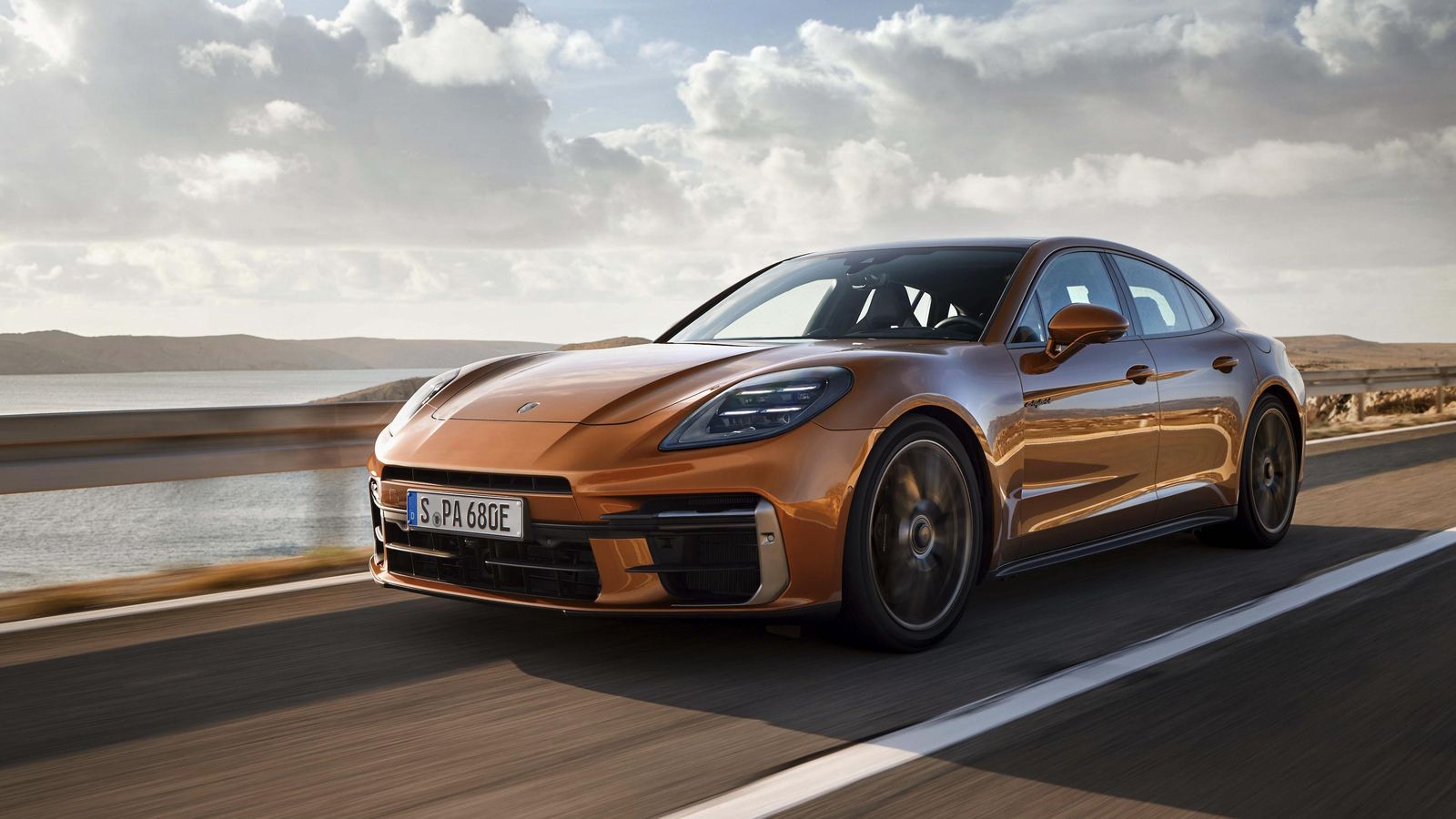 El Panamera estárá disponible, inicialmente, con tres versiones, una de ellas híbrida enchufable. El Panamera estárá disponible, inicialmente, con tres versiones, una de ellas híbrida enchufable.