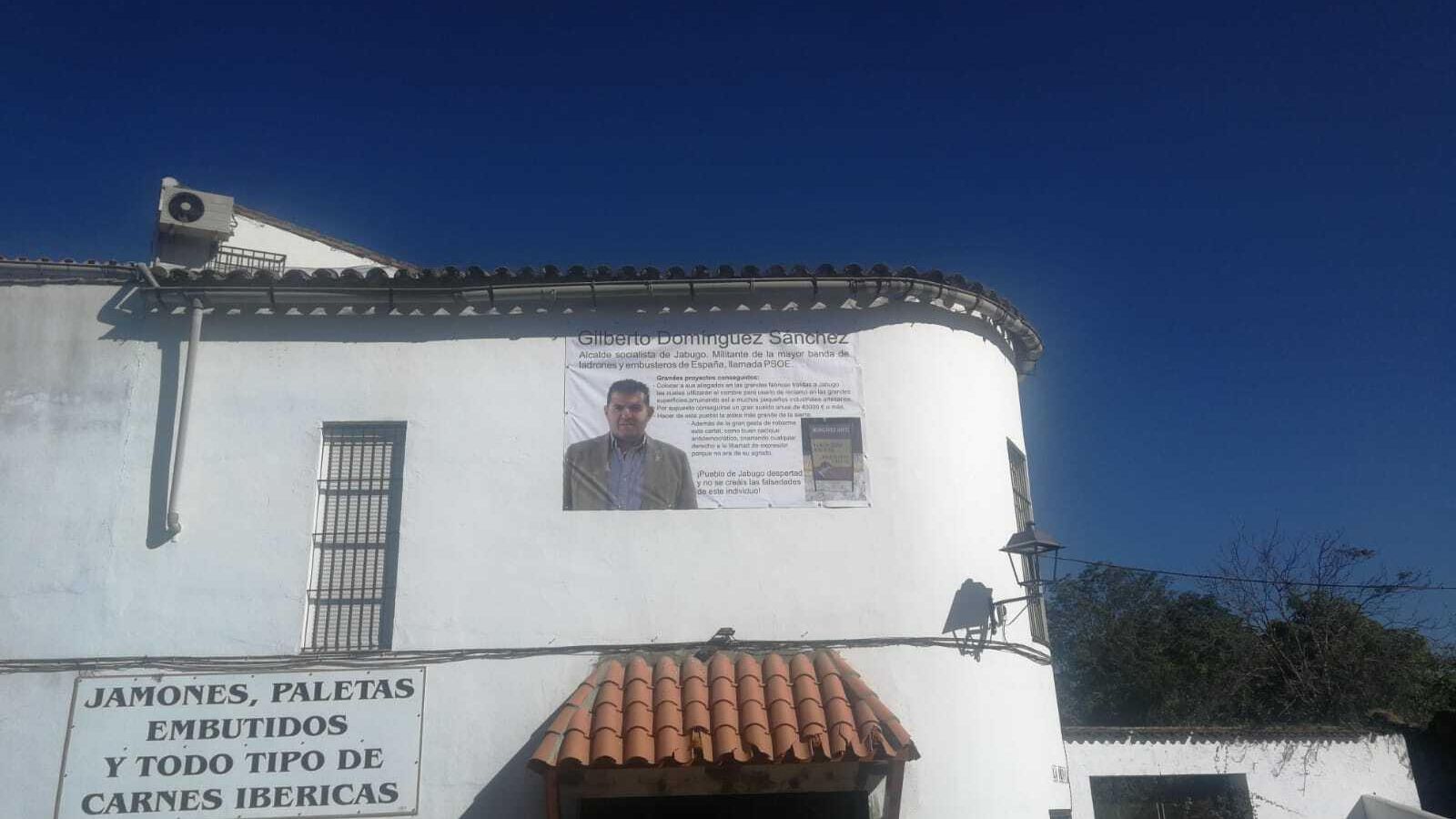 La pancarta en la fachada del establecimiento dedicado a la venta de jamones y paletas de Jabugo. La pancarta en la fachada del establecimiento dedicado a la venta de jamones y paletas de Jabugo.