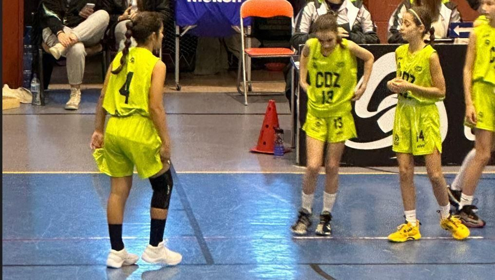 Lola Mota (4) junto a algunas compañeras, durante un partido