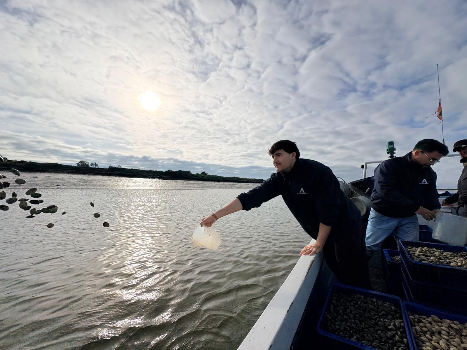 Suelta de almejas finas en el río Piedras.
