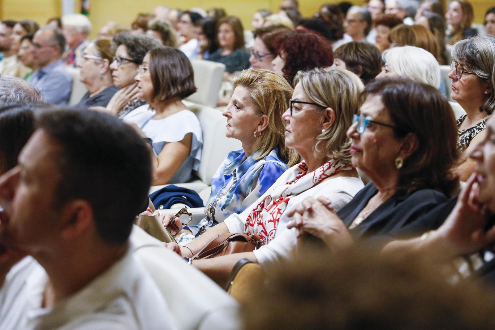 Carmen Mola presenta su libro "El clan" en la Casa de las mariposas de Almería, en imágenes