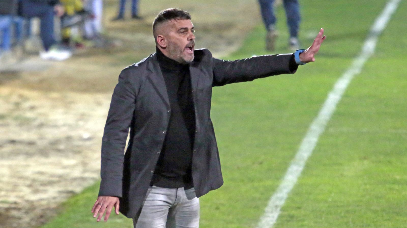 Emilio Fajardo da instrucciones a sus jugadores durante el partido contra el Pozoblanco.