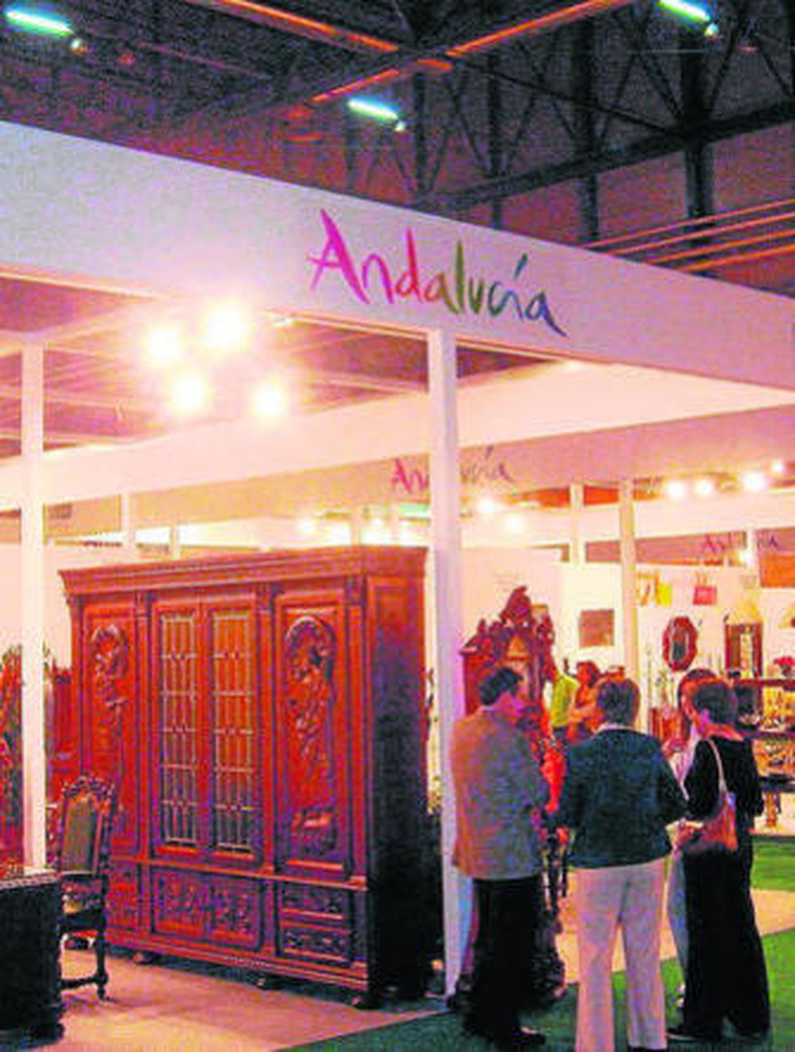 Un expositor de Extenda en una muestra de muebles.