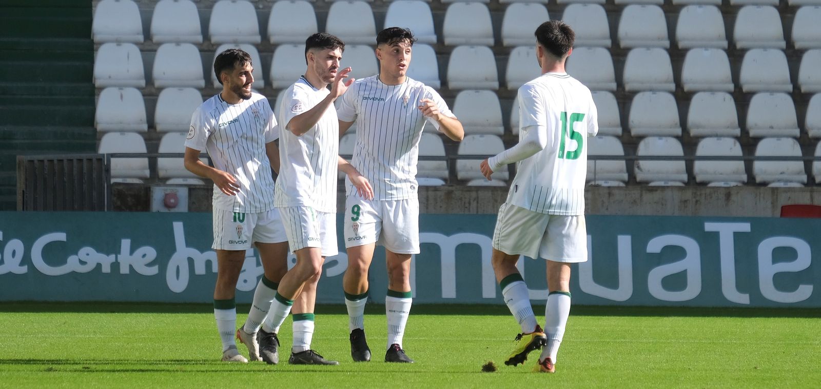 Los jugadores del Córdoba B celebran un gol en El Arcángel.