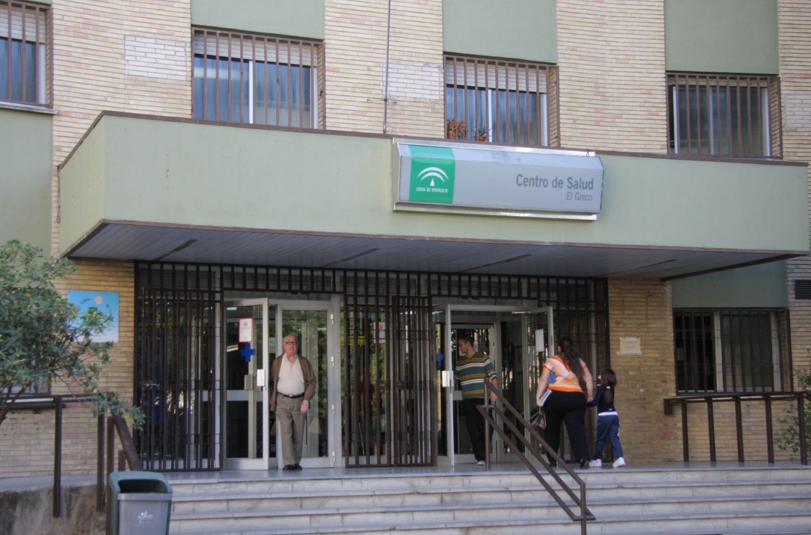 Accesos al centro de salud de El Greco, donde se prevé trasladar la atención pediátrica de Mallén.