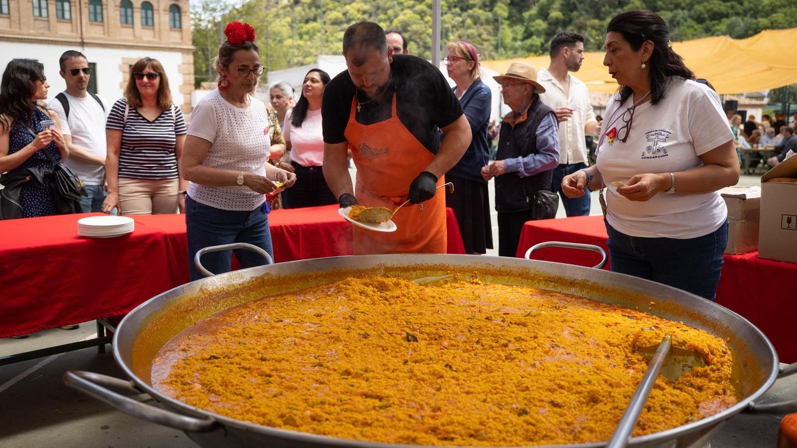Preparan una paella durante el Día de la Cruz en Granada