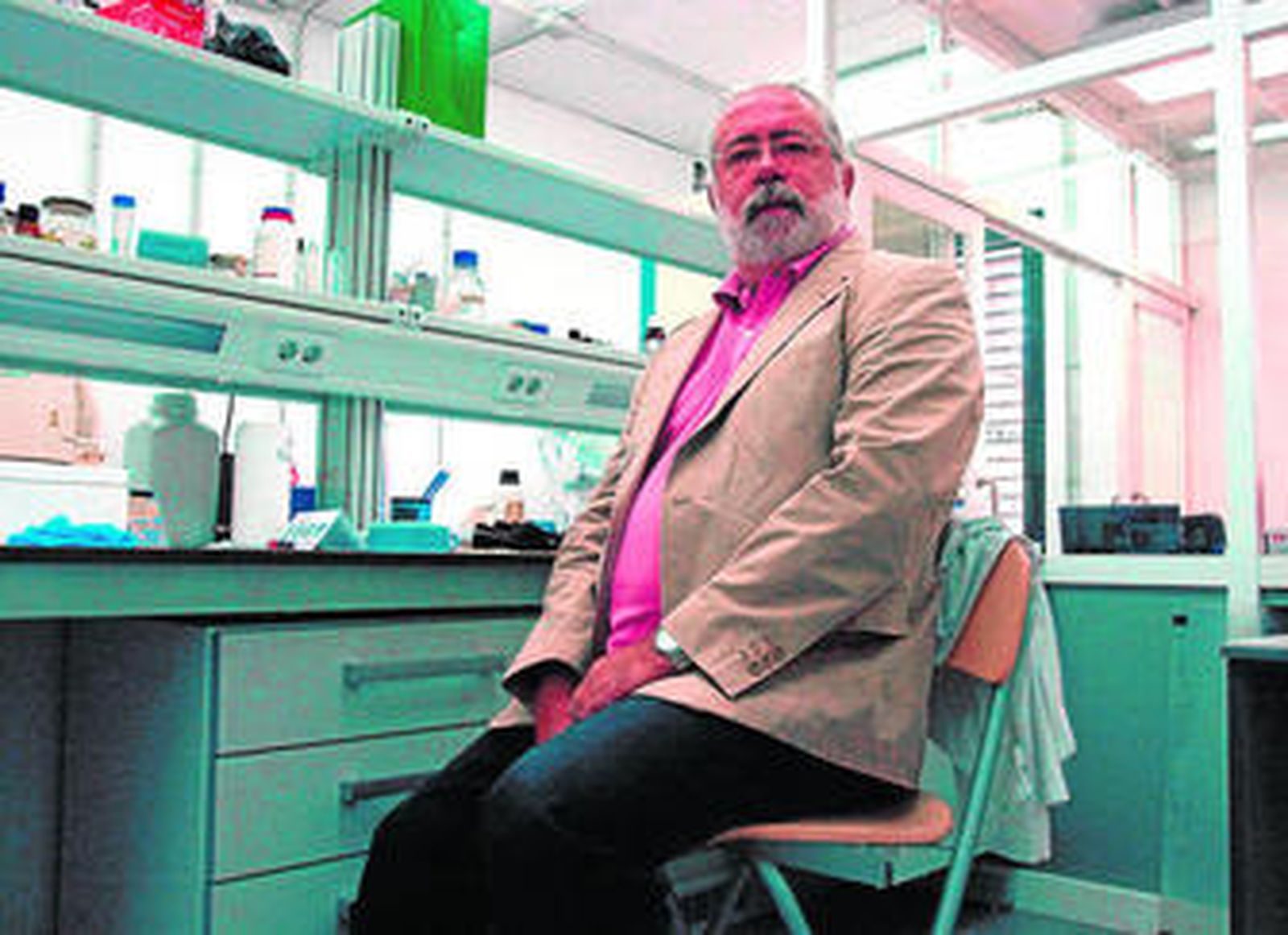El profesor Manuel Megías, fundador de la empresa ResBioAgro, en las instalaciones de Citius, de la Universidad de Sevilla.