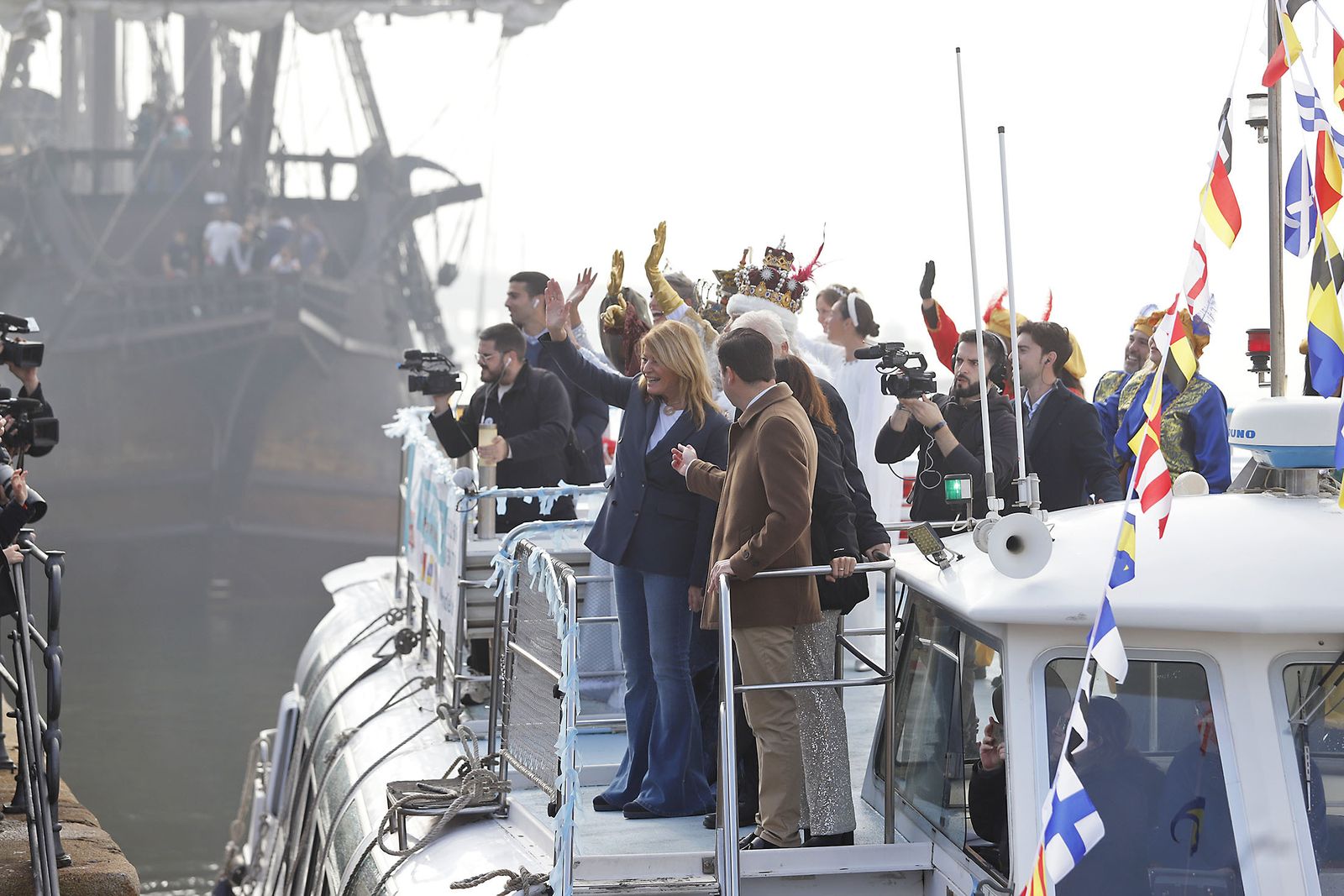 Imágenes de la mágica llegada de los Reyes Magos y la Estrella de la Ilusión a Huelva en barco