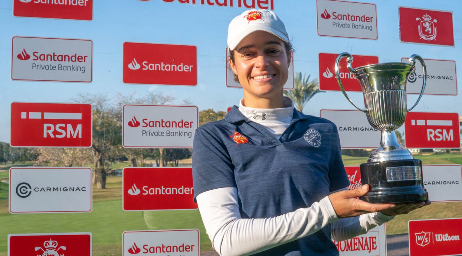 Teresa Toscano muestra el galardón como Campeona de España.