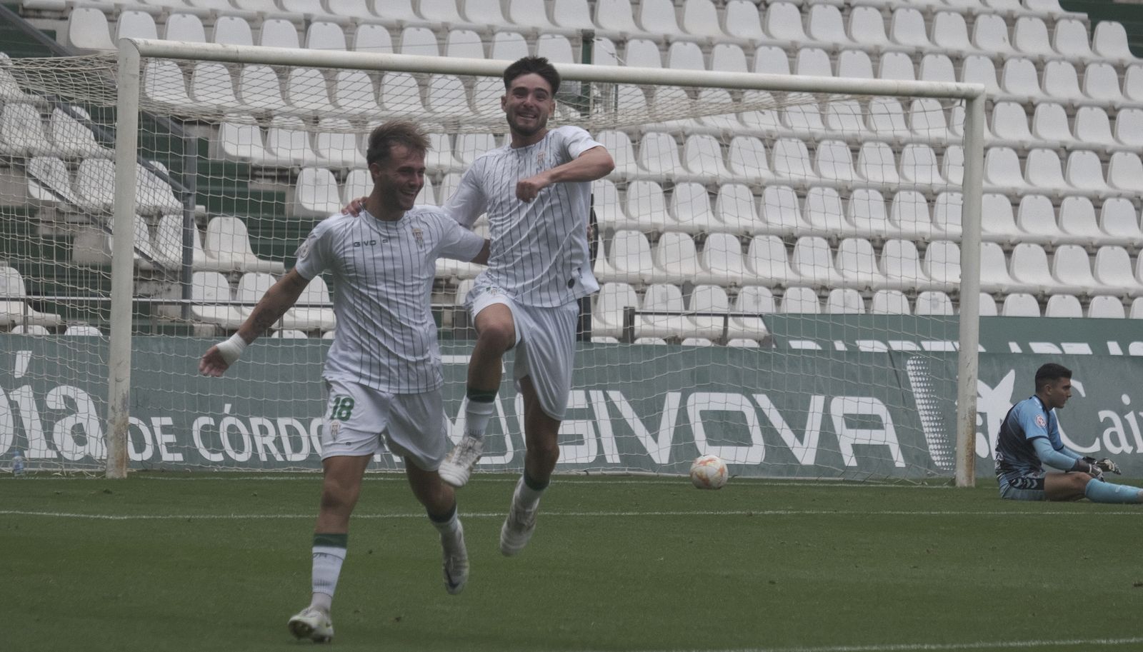 El blanquiverde Marc Esteban celebra su gol al Salerm junto a Pau Russo.