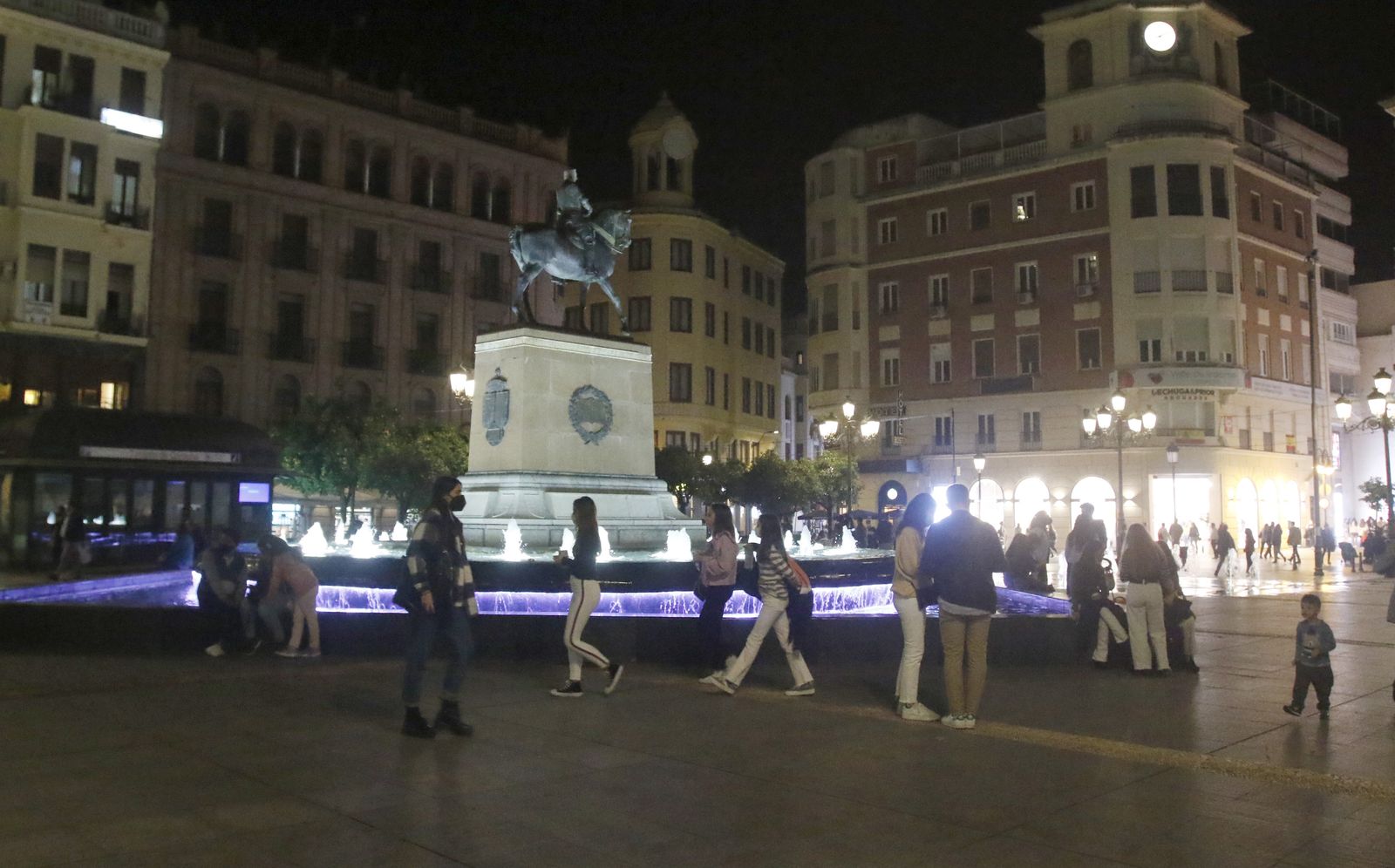 Un grupo de personas pasea por la plaza de las Tendillas.