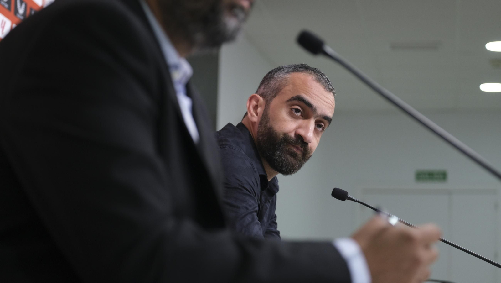 Mohamed El Assy, CEO de la U.D. Almería, en rueda de prensa, en imágenes