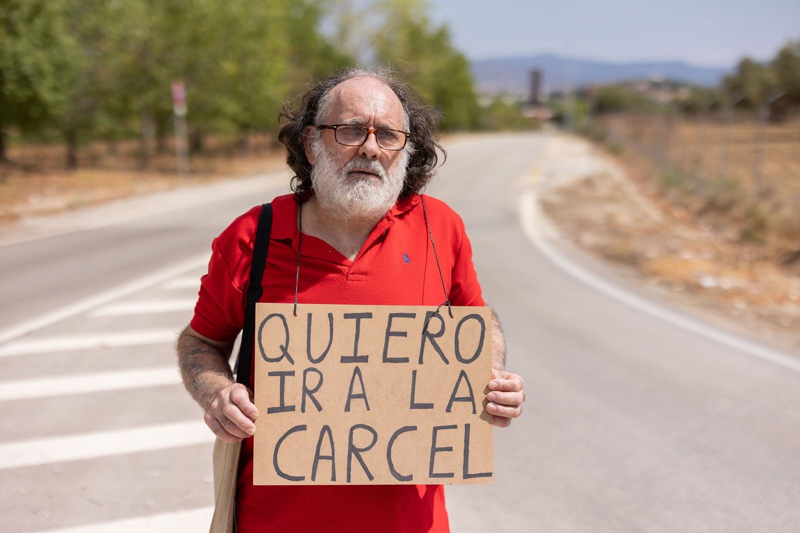 El enfermo de cáncer pidiendo ir a la cárcel con un cartel