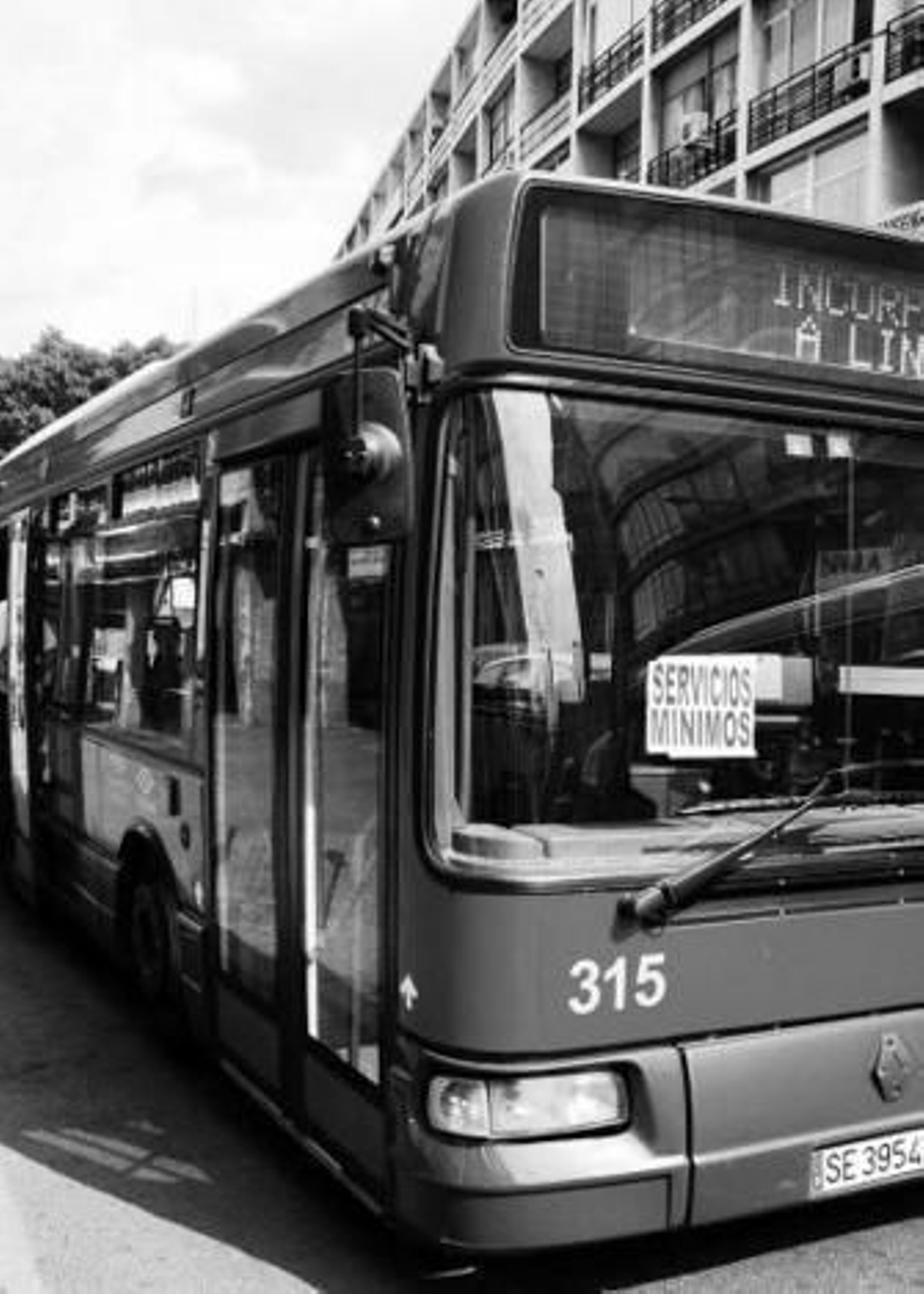 Un autobús en servicios mínimos en la huelga de mayo pasado.