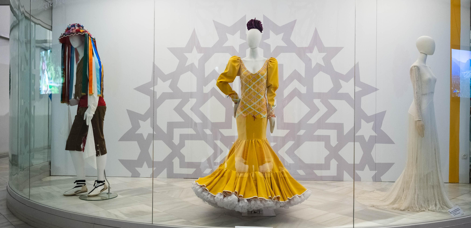 Todos los detalles de los diseños de la exposición 'Somos abril'