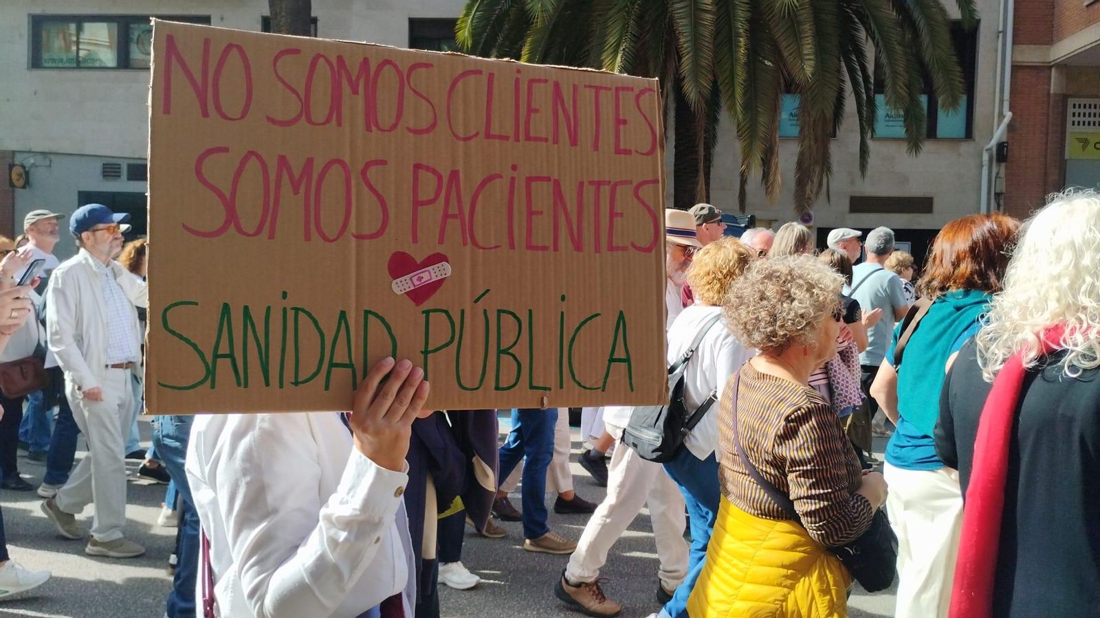 Los carteles en apoyo a la sanidad pública han sido la tónica de la protesta.