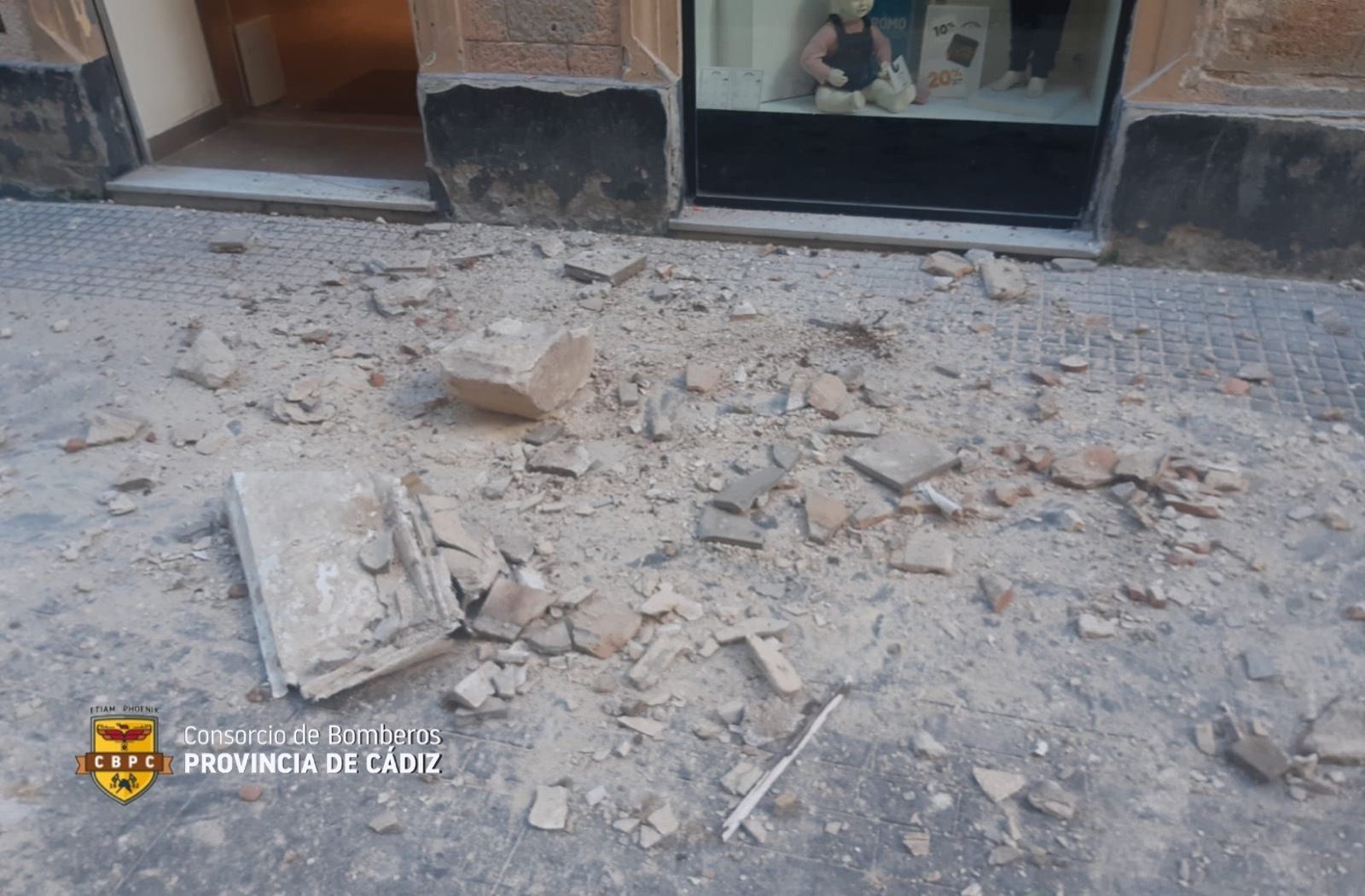 Fragmentos del balcón que han caído en la calle Compañía sin lamentar heridos