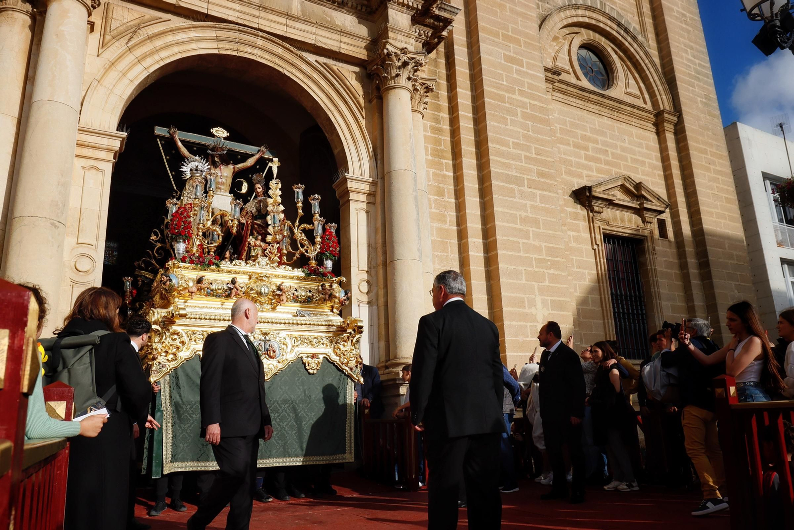 Imágenes de la salida de la Vera Cruz en la Semana Santa de Chiclana 2025