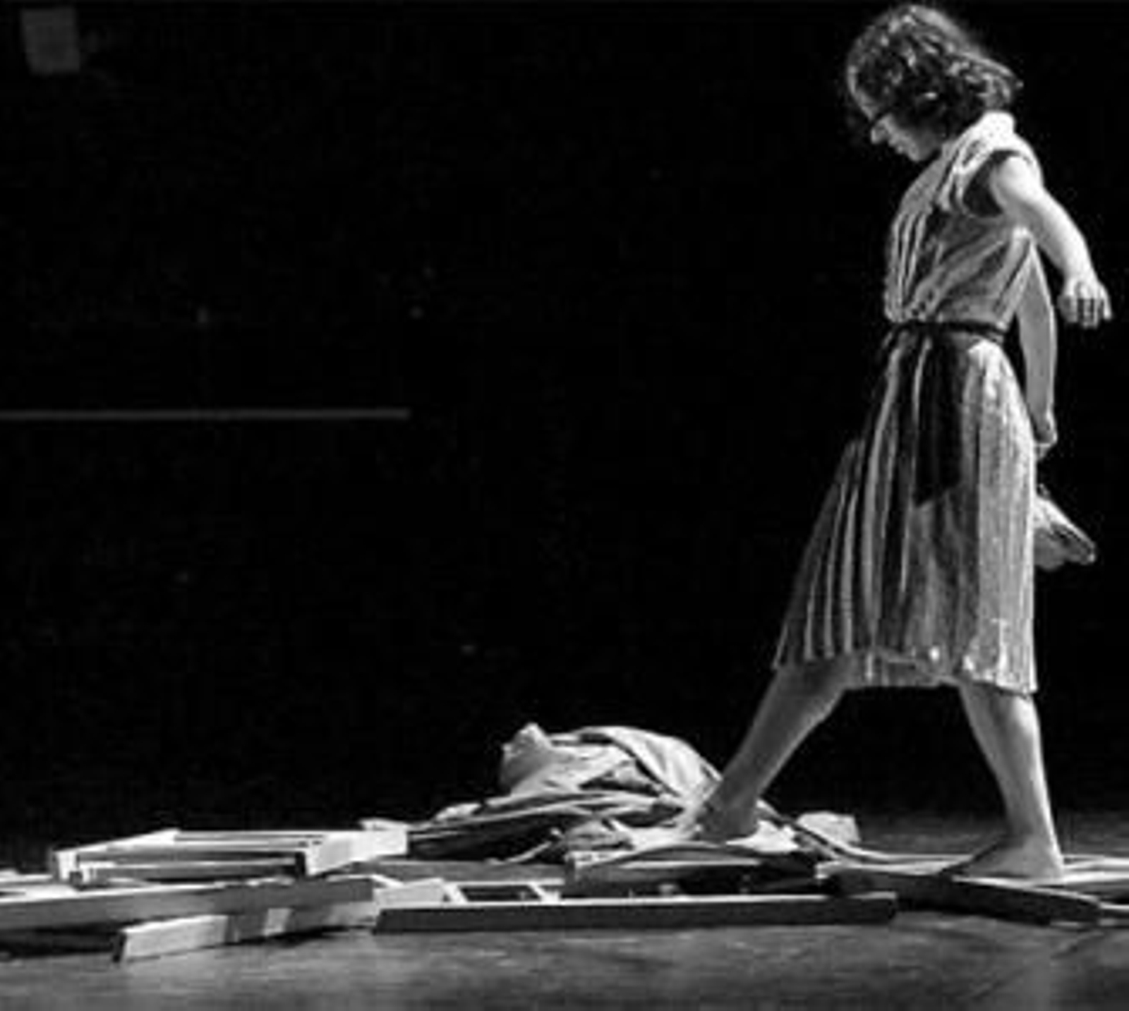 Representación de '13 rosas' a cargo de Arrieritos Danza.