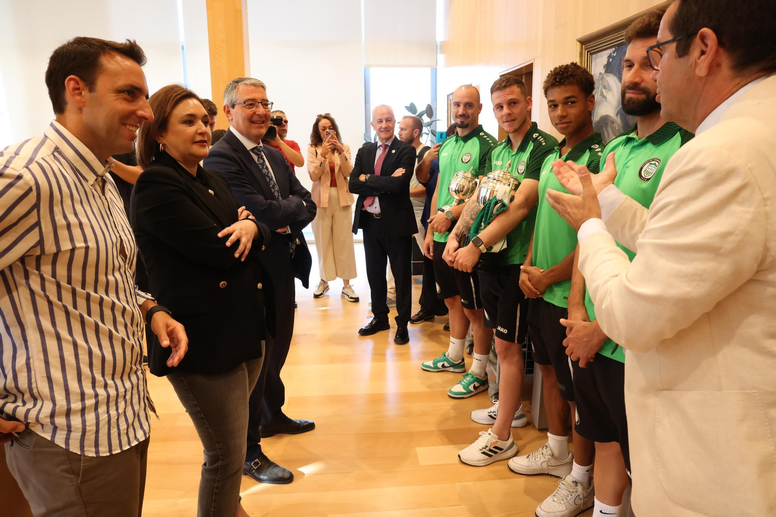 Recepción en la Diputación a la plantilla del Juventud Torremolinos CF tras su ascenso a Primera RFEF