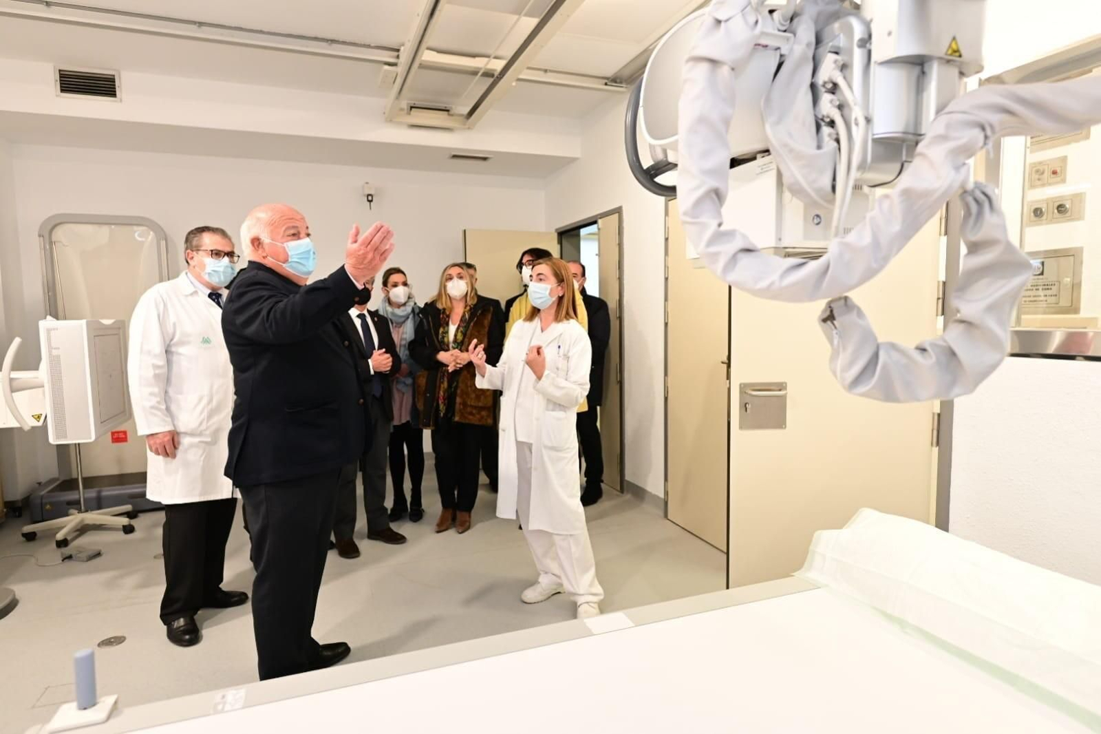 El consejero Jesús Aguirre, este lunes en el Hospital de Baza