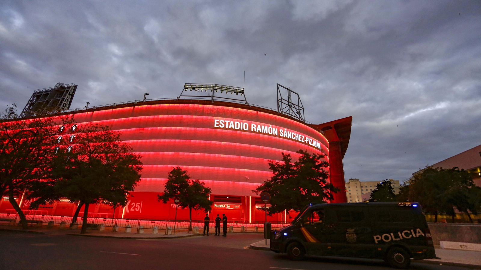 Mucha  presencia policial en el entorno del Sanchez Pizjuán  durante el derbi