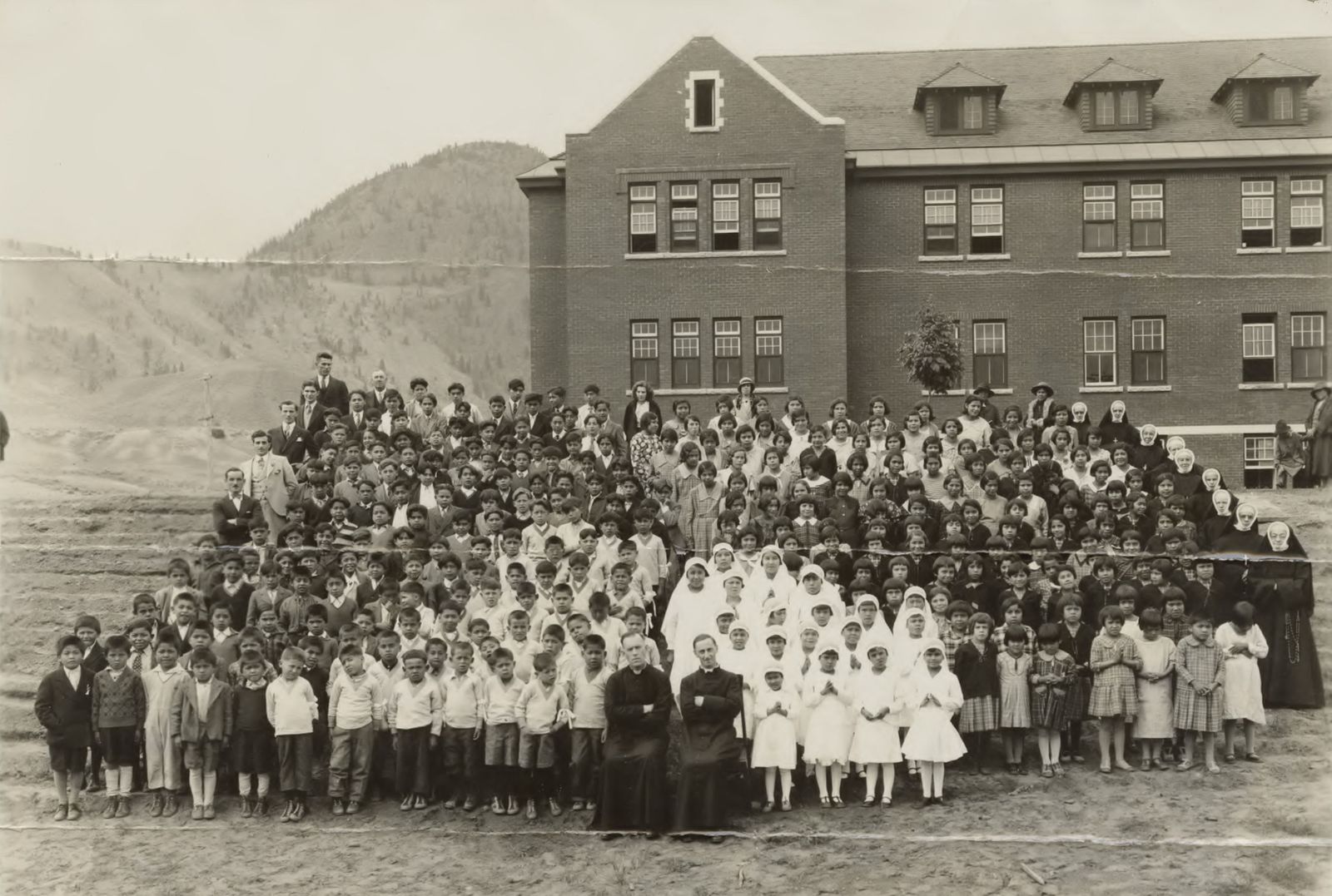 Foto de familia de los internos y el profesorado de la escuela de indígenas de Kamloops.