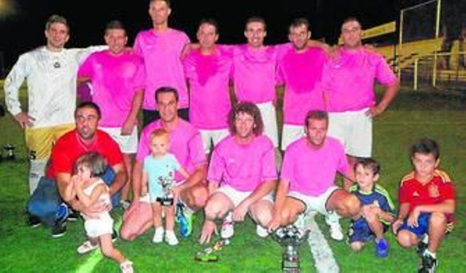 El equipo ganador, con el trofeo de campeón.
