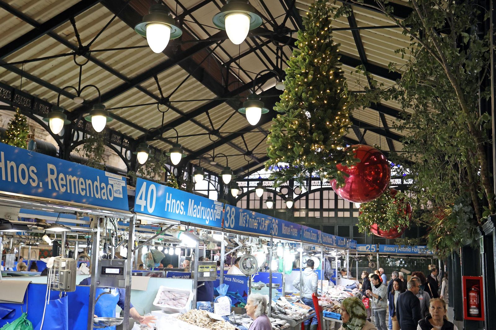 Ésta es la decoración navideña del mercado central de Jerez