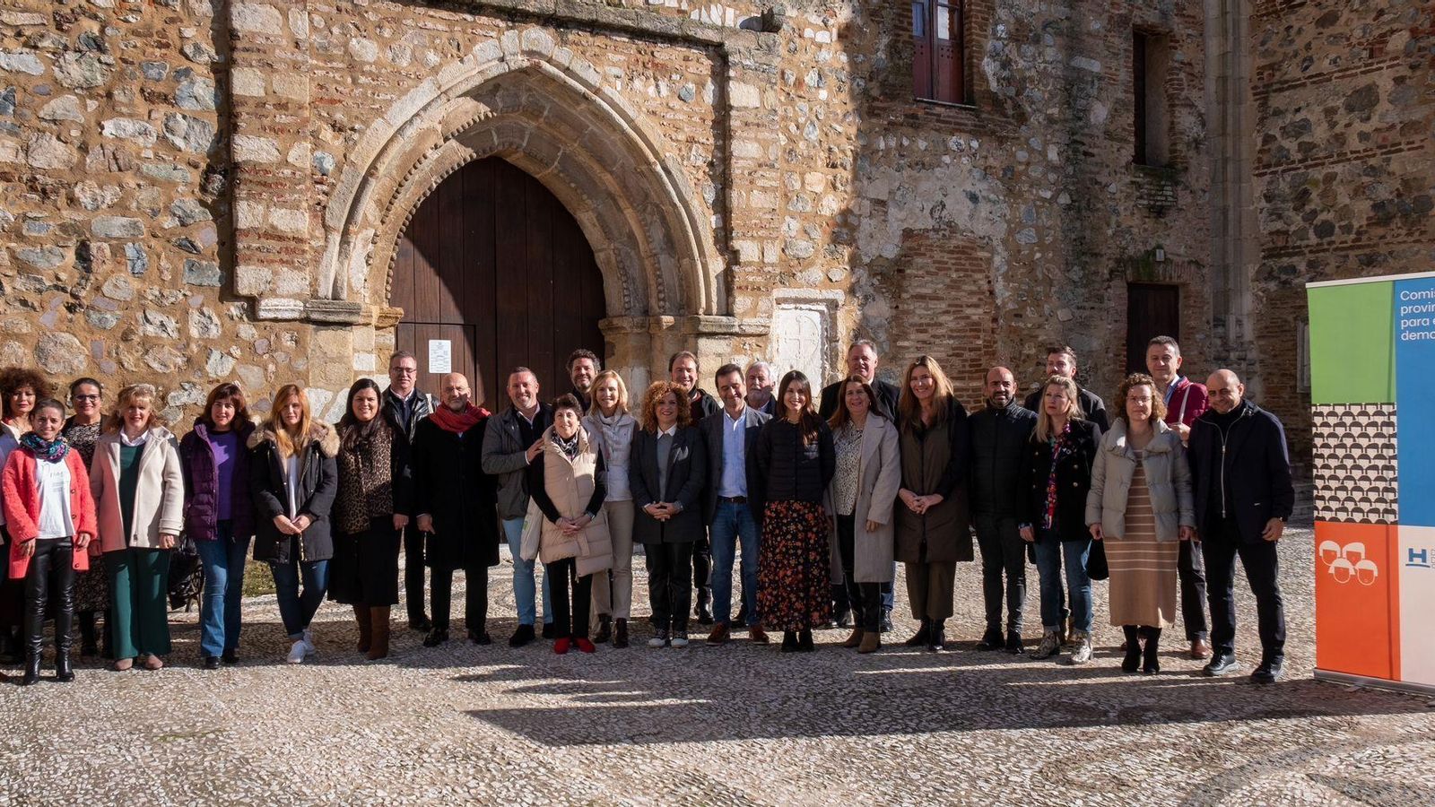 María Eugenia Limón, presidenta de la Diputación, y los alcaldes posan durante el Foro ante el Reto Demográfico, celebrado hace unos días en Aroche.